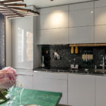 Avental preto em uma cozinha brilhante