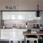 Fachadas brilhantes de um conjunto de cozinha