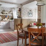 Tapete listrado no chão da cozinha