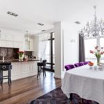 toalha de mesa branca e cadeiras roxas