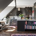 Cozinha cinza no sótão de uma casa de campo