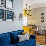 Sofá azul na sala de cozinha
