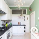 Cozinha estreita com paredes verdes