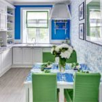 Cadeiras verdes na mesa de jantar