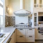 Capô aberto sobre um fogão a gás