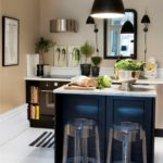 Lâmpadas pretas no interior da cozinha