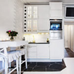 Iluminação brilhante da superfície de trabalho na cozinha