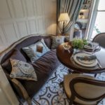 Sala de jantar com sofá confortável