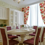 Cortinas com flores na janela da cozinha