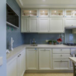 Iluminação dos armários superiores do conjunto de cozinha