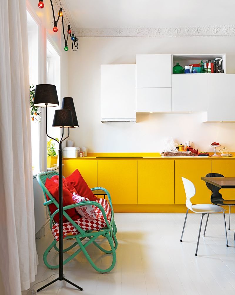 Sarı mobilya ile mutfakta siyah zemin lambası