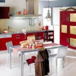 ชุดหูฟังสีแดงสดพร้อมเคาน์เตอร์สีเทา