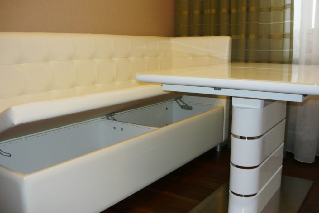 Συρτάρια στον καναπέ για την αποθήκευση των μαγειρικών σκευών