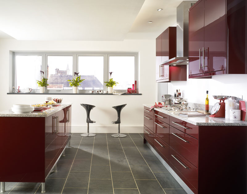 Dapur putih-burgundy dengan tingkap tanpa langsir