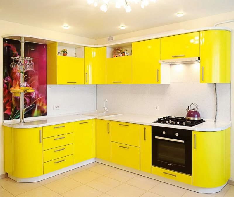 Dapur penjuru dengan facades akrilik kuning
