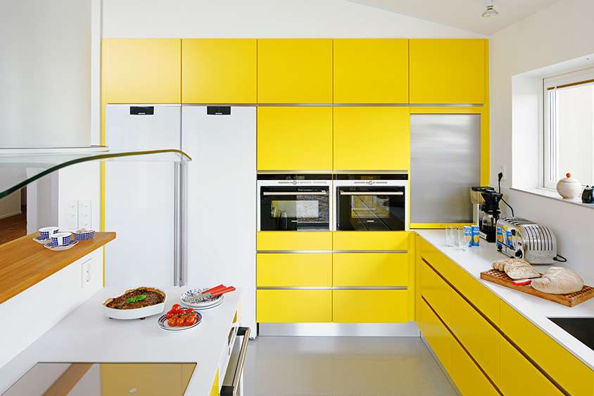 Reka bentuk dapur moden dengan set kuning