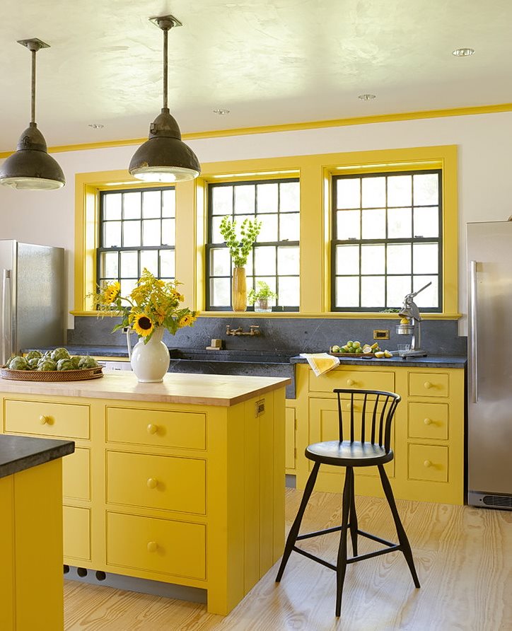 Dinding dapur tebu dengan perabot berwarna kuning