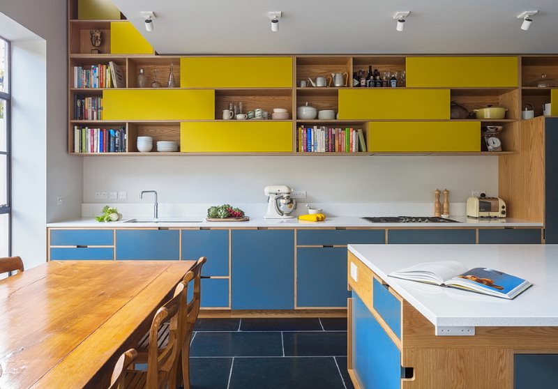 Lantai dapur biru gelap dengan kabinet kuning