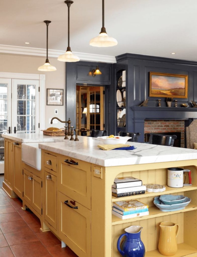 pulau dapur dengan fasad kuning pucat