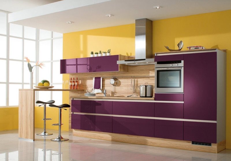 Terung ditetapkan pada latar belakang dinding kuning