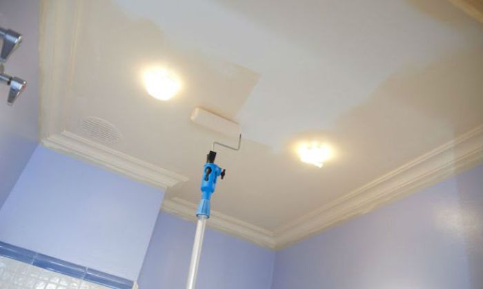 Spălarea tavanului în bucătărie.