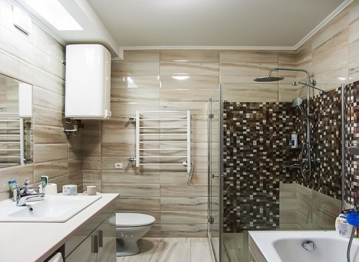 La salle de bain est de style moderne.