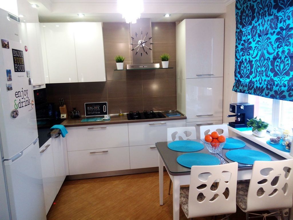 Τυρκουάζ πλάκες στην τραπεζαρία κοντά στο παράθυρο