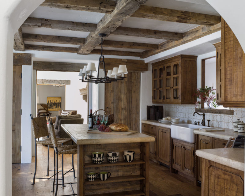 Wooden beams on the plastered ceiling of the kitchen