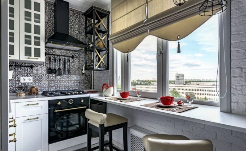 Ρωμαϊκή κουρτίνα στο παράθυρο της κουζίνας με ευρύχωρο περβάζι