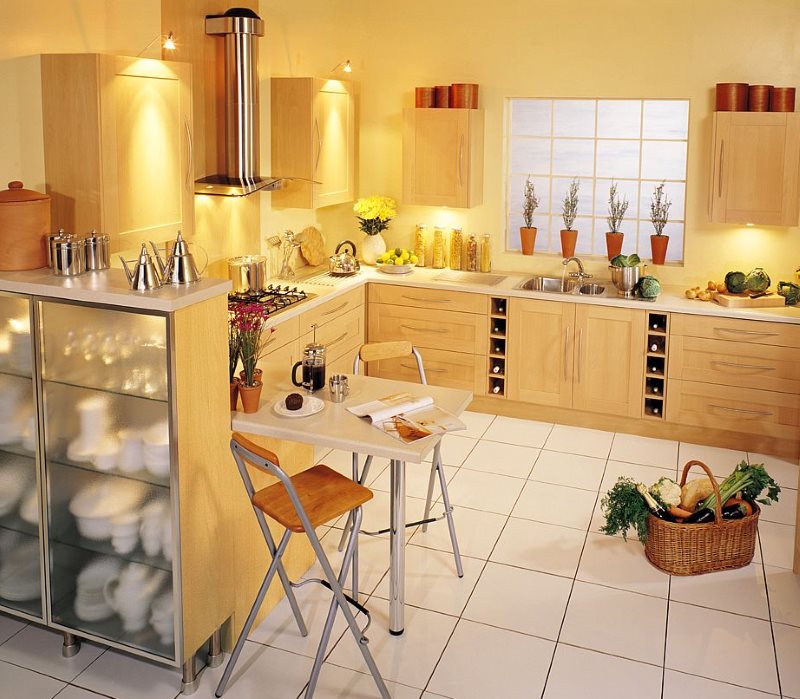 Design de bucătărie cu scaune cu bare pliante