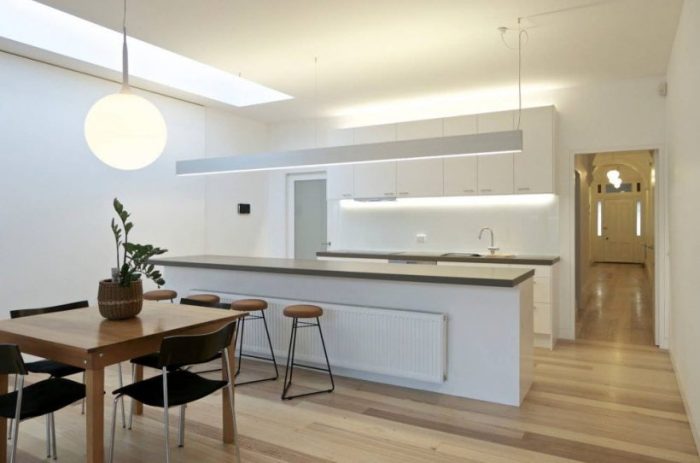 Tablier pour une cuisine blanc brillant.