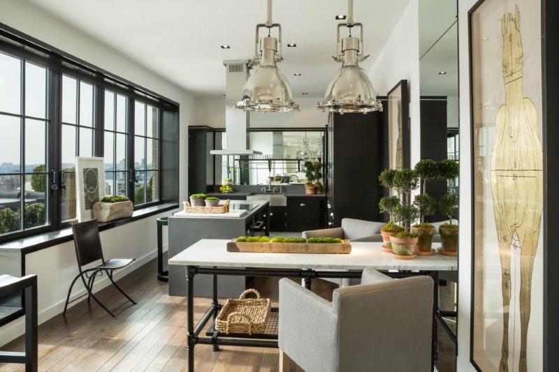 Un mic scaun pliabil pentru a se potrivi cu finisajul unității de bucătărie