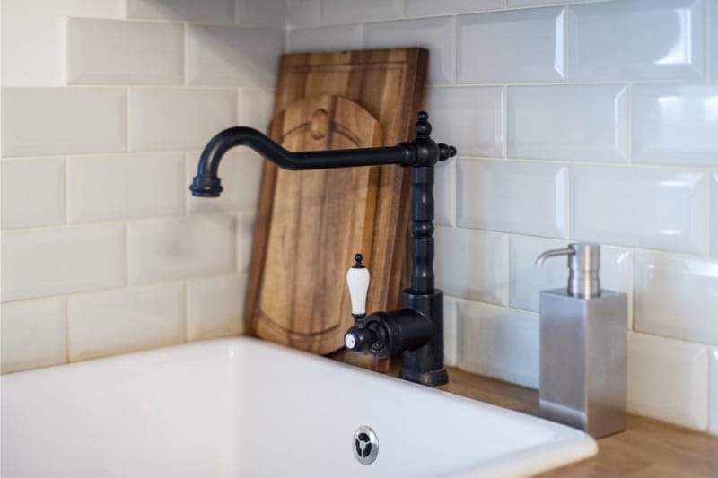 Grifería vintage en negro sobre un lavabo blanco