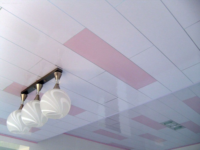 Plafond blanc et rose.