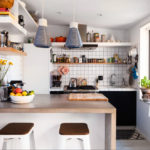 أرفف مفتوحة في داخل المطبخ