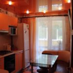 سقف لامع في مطبخ صغير