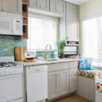 داخل مطبخ صغير مع نافذتين