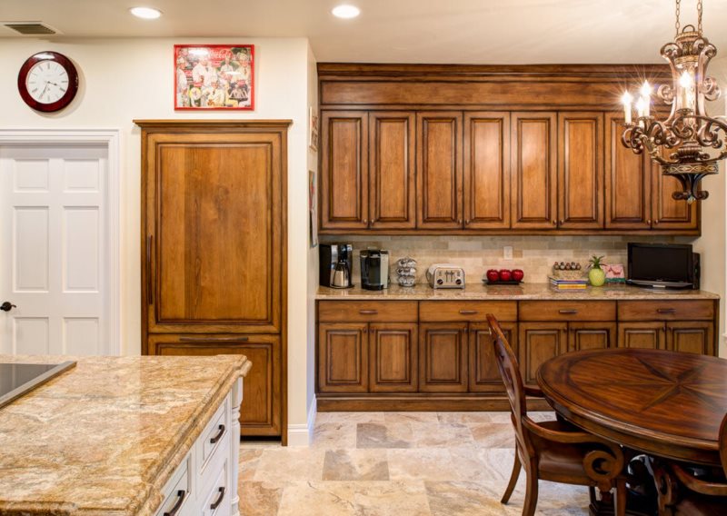Muebles de madera en el interior de una cocina moderna.