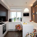 Στενό λευκό καναπέ