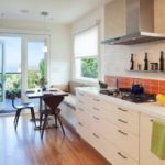 Καναπές στο τέλος της κουζίνας