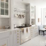 Τηγάνια πάνω από την εστία σε μια φωτεινή κουζίνα