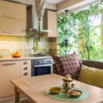 ξύλινο τραπέζι μπροστά από τον καναπέ κουζίνας