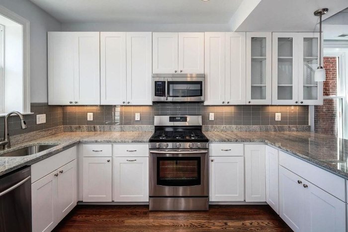 U-образна бяла кухня.