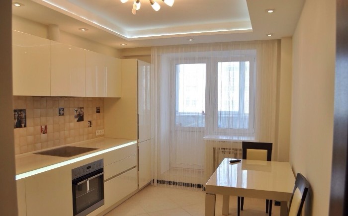 Plafonul în designul bucătăriei.