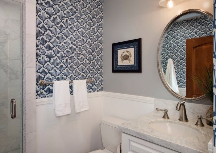 Papier peint dans la salle de bain.