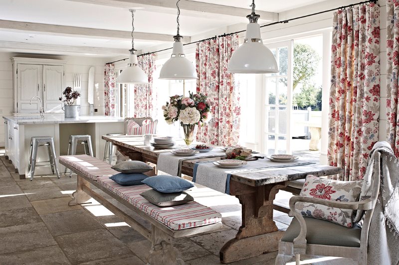 Perdele colorate în bucătărie într-o casă privată