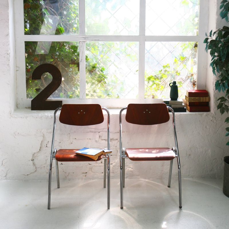 Două scaune pliante lângă fereastra bucătăriei