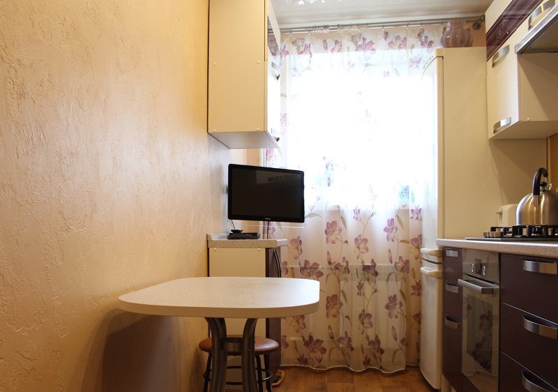 Strukturierter Wandputz in der schmalen Küche