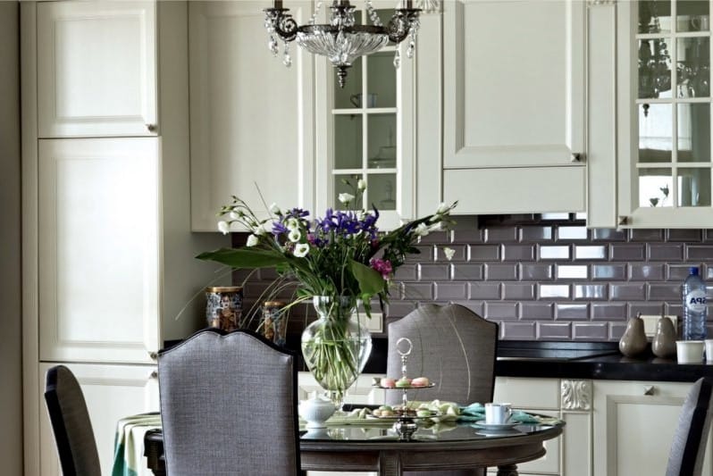 Γκρι ποδιά από πλακιδωτό αγριογούρουνο σε μια κλασική κουζίνα