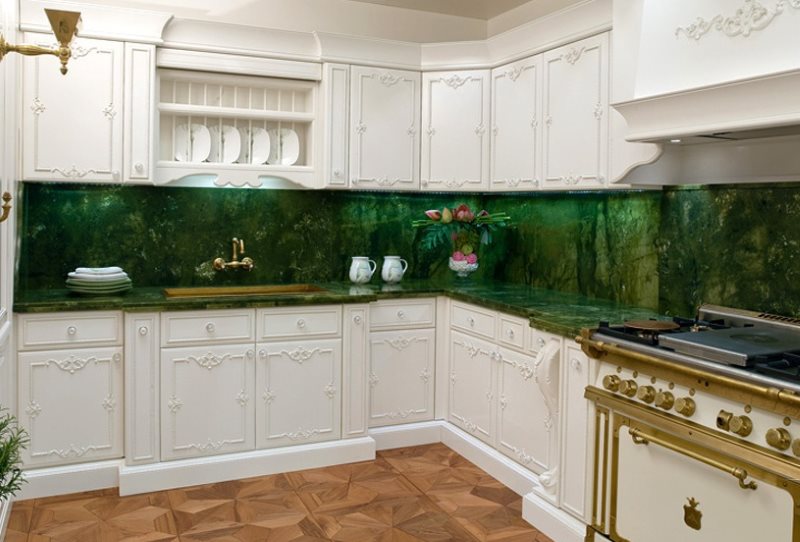 Emerald ποδιά με ένα σχέδιο σε μια κλασική κουζίνα